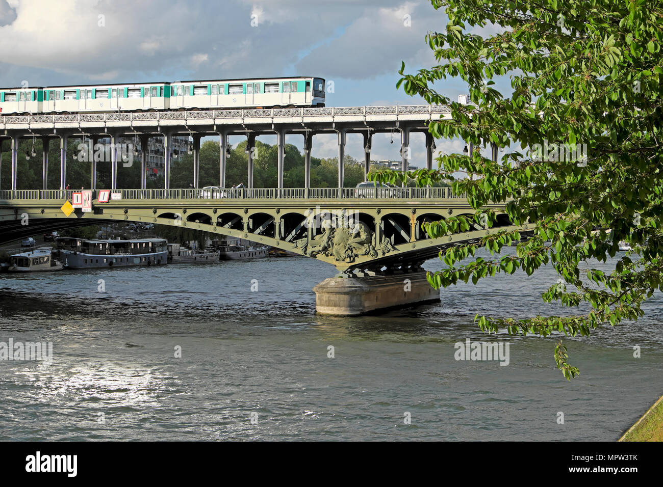 Voir Pont de Bir Hakeim anciennement pont de Passy l'île aux cygnes niveau deux ponts sur la Seine à Paris France Europe KATHY DEWITT Banque D'Images