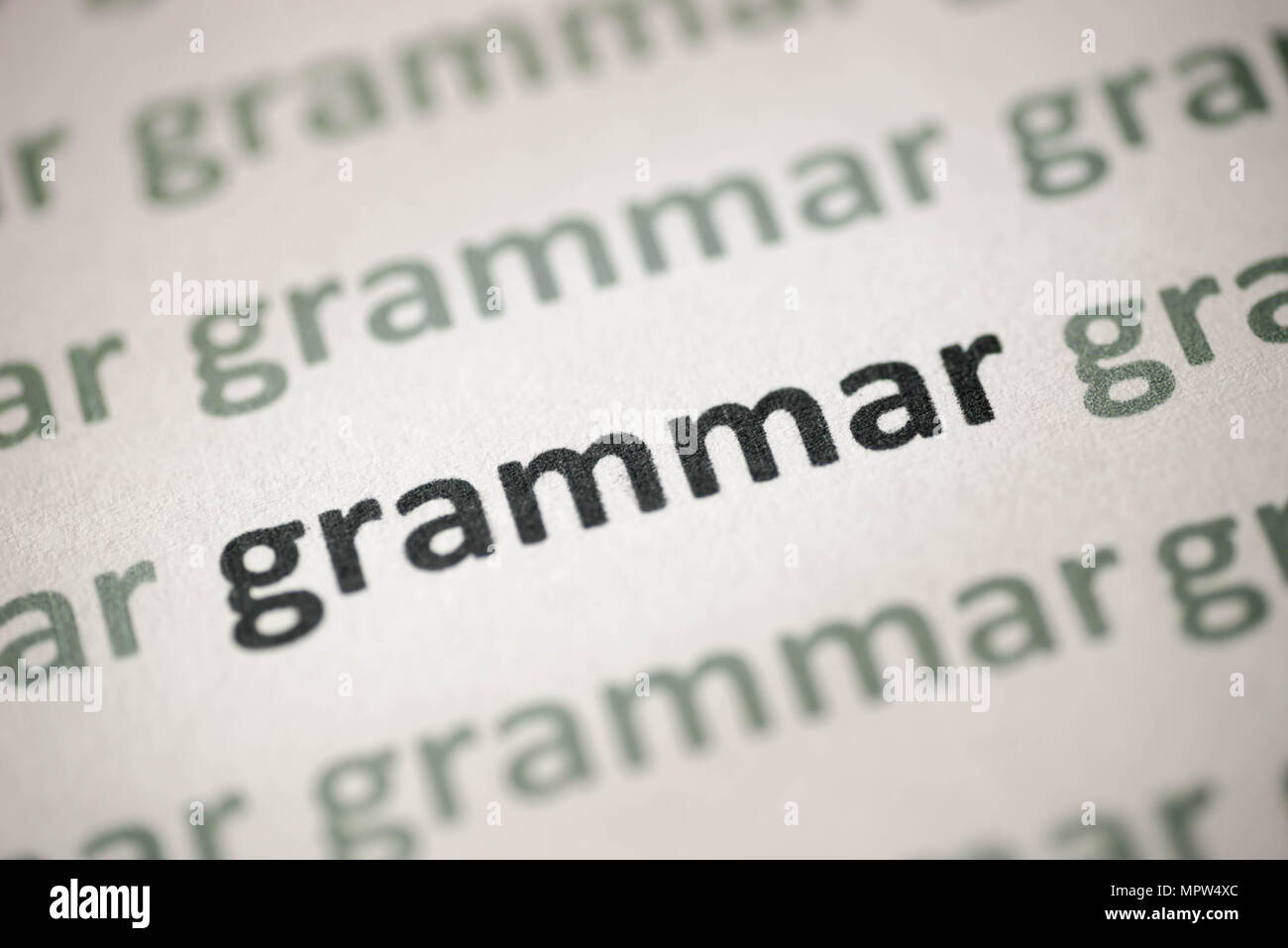 Langue de texte imprimé sur papier blanc macro Banque D'Images