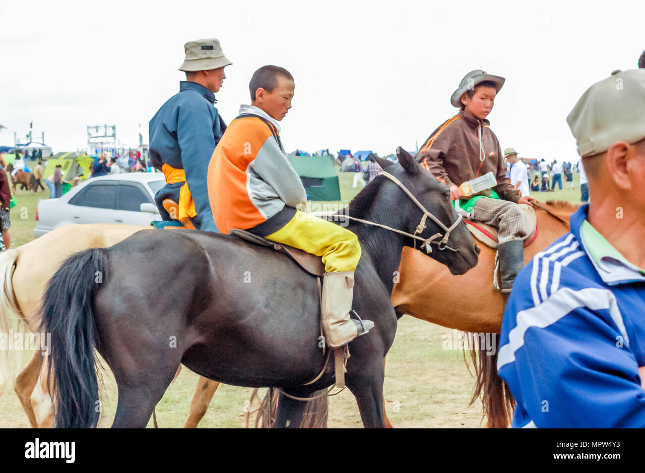 Khui Doloon Khudag, la Mongolie - le 12 juillet 2010 : course de chevaux cavaliers à Naadam steppe sur capital extérieur Oulan-bator. Banque D'Images