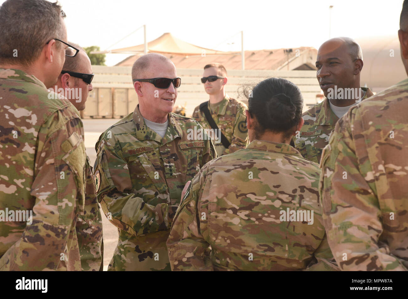 U.S. Air Force Vice-chef d'état-major général Stephen Wilson et chef Master sergent de l'Armée de l'air Kaleth Wright parler d'aviateurs du 75e Escadron de transport aérien expéditionnaire lors d'une visite au Camp Lemonnier, Djibouti, le 11 avril 2017. Wilson et Wright ont visité CJTF-hoa et d'autres commandes de locataires avec Wright pour acquérir une meilleure compréhension de l'intégration de l'Armée de l'air et missions aux États-Unis pour l'Afrique zone de responsabilité. Banque D'Images