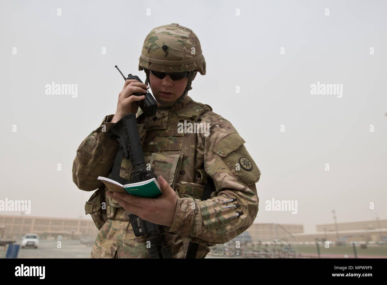 La CPS. Patrick Urbin, avec le 316e Corps expéditionnaire (Commande de soutien), les appels dans un rapport sur place lors de la 1ère Commande de soutien (Théâtre) La concurrence meilleur Guerrier au Camp Arifjan, au Koweït, le 15 avril 2017. (U.S. Photo de l'armée par le sergent. Dalton Smith) Banque D'Images