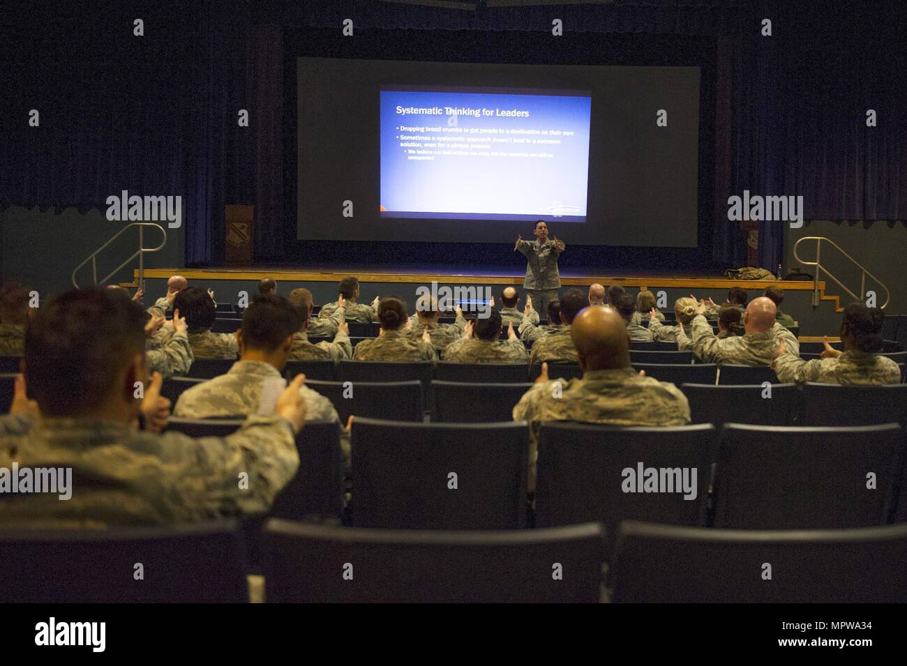 Le Lieutenant-colonel de l'US Air Force Regan Patrick, une profession des armes Centre d'excellence, de l'instructeur parle aux aviateurs de la 354e Escadre de chasse sur la pensée systématique, 13 avril 2017, à Eielson Air Force Base, en Alaska. Le discours a été prononcé dans le cadre d'un séminaire de développement professionnel sur le thème le Renforcer le capital humain". (U.S. Air Force photo par un membre de la 1re classe Isaac Johnson) Banque D'Images