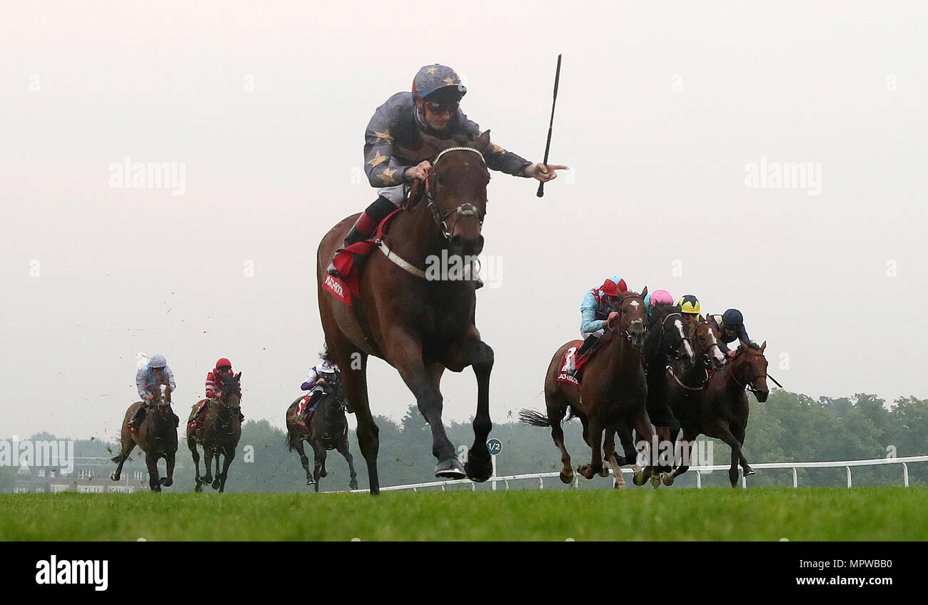 Cercle Magique, monté par Fran Berry remporte le VIP Allumettes Henry II Stakes au cours de la Brigade d'Allumettes Gerard soir à Sandown Park Racecourse. Banque D'Images