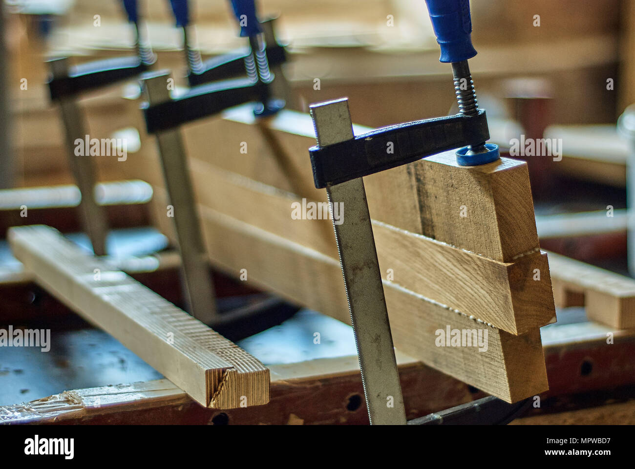 Menuiserie.Collage et serrage de planches en bois.Panneaux massifs en — free download