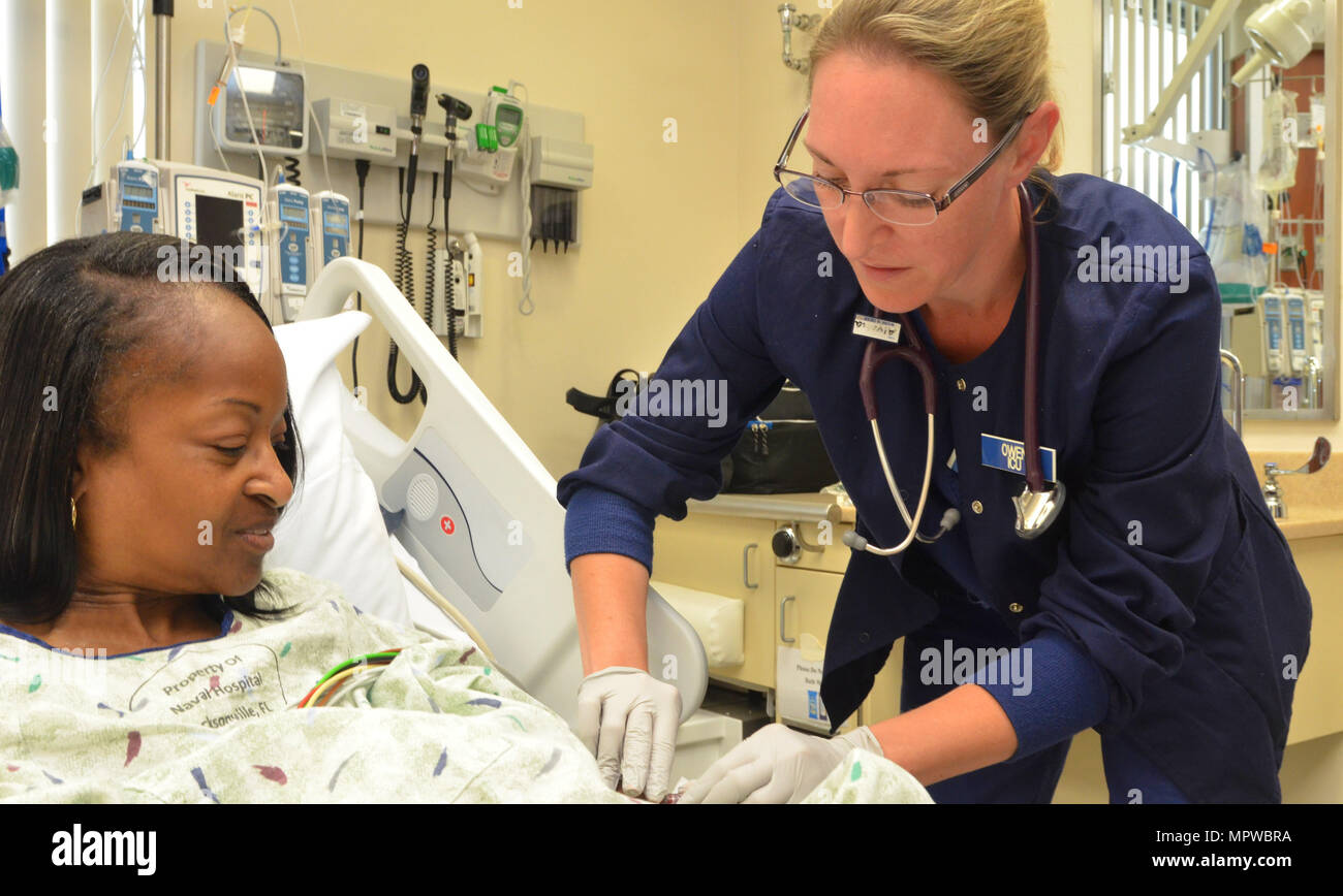 JACKSONVILLE, Floride (14 avril 2017) - Alysha Owen, une infirmière à  l'hôpital naval de l'unité de soins intensifs de Jacksonville, attire le  sang d'un patient. Du 6 au 12 mai est la