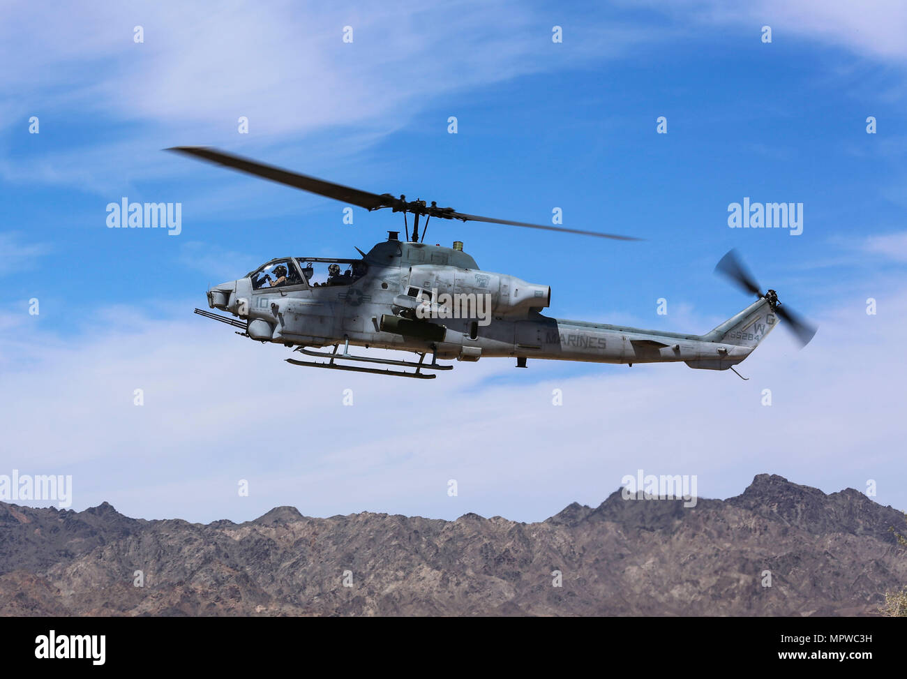 Un AH-1Z Viper prépare à la terre durant l'armement des stations-service (FARP) Opérations dans le cadre de voies de formations (AST) 1 à l'appui de la conférence armes et tactiques - Instructeur (WTI) 2-17, à la montagne de chocolat de tir aérien, en Californie, le 17 avril. D'une durée de sept semaines, le WTI est une évolution de la formation organisée par Marine Aviation et les armes Tactics Squadron (MAWTS 1) qui fournit les advanced et tactique de l'unité de formation et de certification des qualifications du personnel enseignant à l'appui de l'aviation maritime de la formation et de l'état de préparation. (U.S. Marine Corps photo par le Cpl. Rob Harley Banque D'Images