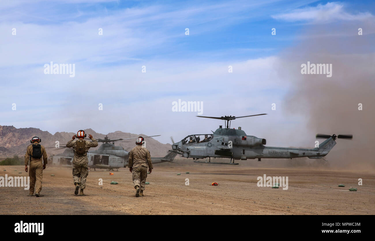 Explosées Marines qui mèneront à l'AH-1Z Viper comme il terres pendant les opérations qui font partie d'Assault Support Formation (AST) 1 à l'appui de la conférence armes et tactiques - Instructeur (WTI) 2-17, à la montagne de chocolat de tir aérien, en Californie, le 17 avril. D'une durée de sept semaines, le WTI est une évolution de la formation organisée par MAWTS-1 qui fournit les advanced et tactique de l'unité de formation et de certification des qualifications du personnel enseignant à l'appui de l'aviation maritime de la formation et de l'état de préparation. (U.S. Marine Corps photo par le Cpl. Harley Robinson/libérés) Banque D'Images