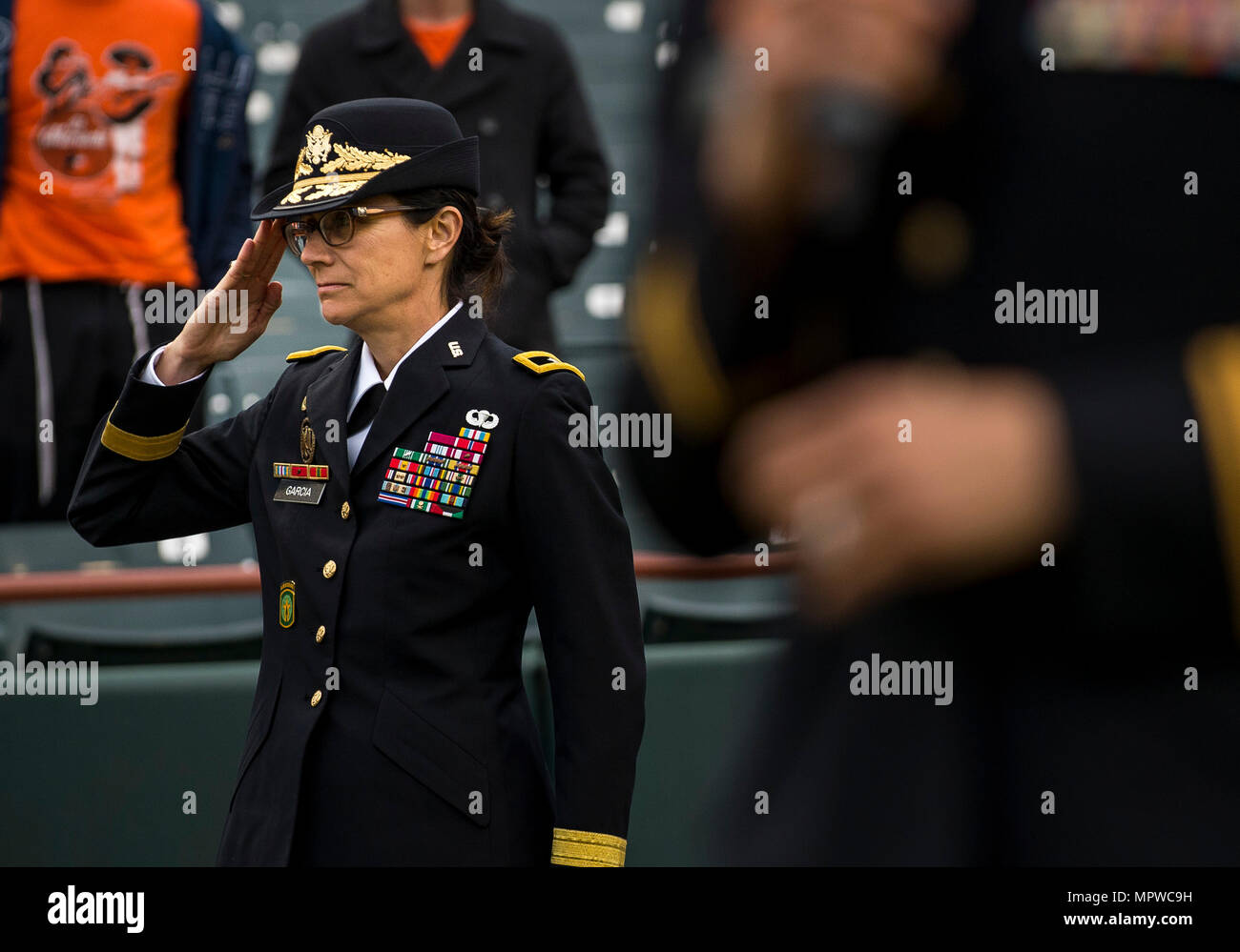 Le brig. Le général Marion Garcia, de l'armée américaine Réserver général commandant de la 200e commande de la Police militaire, dont le siège social est situé à Fort Meade, Maryland, salue pendant l'hymne national avant un match pour la célébration du 109e anniversaire de la réserve de l'armée à Prince George's Stadium, le 19 avril 2017. Le 200e MP Cmd. est situé à moins de 20 km du stade, et a cherché l'occasion de s'engager avec la communauté locale. L'ARMÉE AMÉRICAINE L'anniversaire officiel de la réserve est le 23 avril. (U.S. Réserve de l'armée photo par le Sgt. Michel Sauret) Banque D'Images