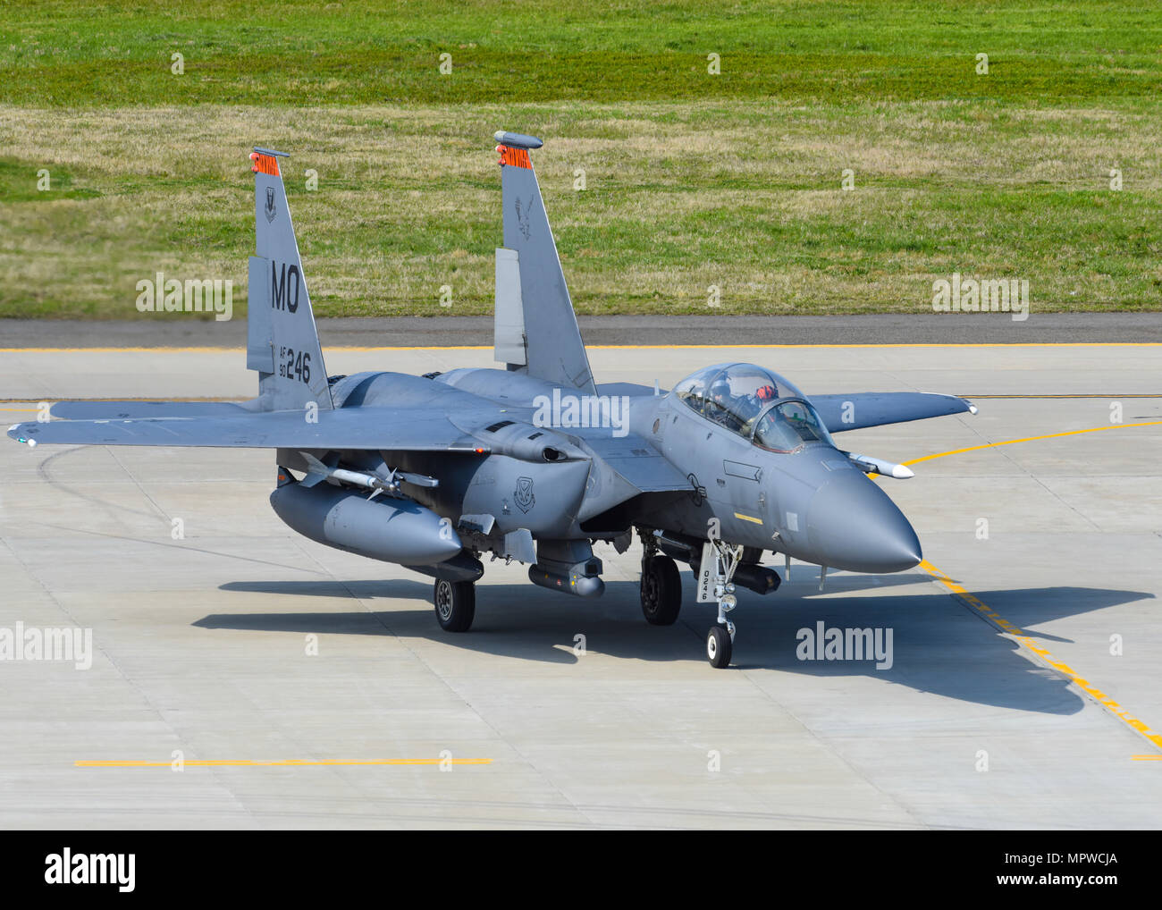 Un U.S. Air Force F-15E Strike Eagle attribué à Mountain Home Air Force Base, Texas, les taxis sur la piste pendant 17 TRIDENT ATLANTIQUE at Joint Base Langley-Eustis, en Virginie, le 14 avril 2017. L'exercice rend hommage aux pilotes affectés à la 27e et 94e Escadron de poursuite qui a volé aux côtés de la Royal Air Force et de l'air française alliés pour la première fois, il y a 100 ans. (U.S. Air Force photo/Navigant de première classe Anthony Nin Leclerec) Banque D'Images