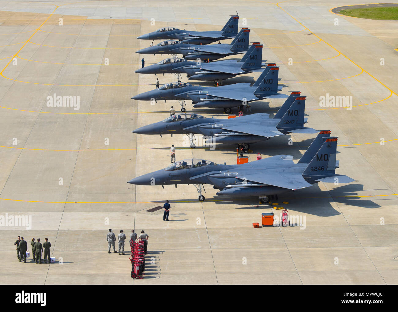 U.S. Air Force F-15E Strike Eagles attribués à Mountain Home Air Force Base, Texas, parc sur la piste pendant 17 TRIDENT ATLANTIQUE at Joint Base Langley-Eustis, en Virginie, le 14 avril 2017. Tout en jouant le rôle des aéronefs contradictoire au cours de l'exercice, le F-15E fournit des aviateurs alliés et partenaires la possibilité de faire l'expérience de scénarios de combat réaliste qui améliorent la capacité de lutter efficacement ensemble dans des environnements de combat. (U.S. Air Force photo/Navigant de première classe Anthony Nin Leclerec) Banque D'Images