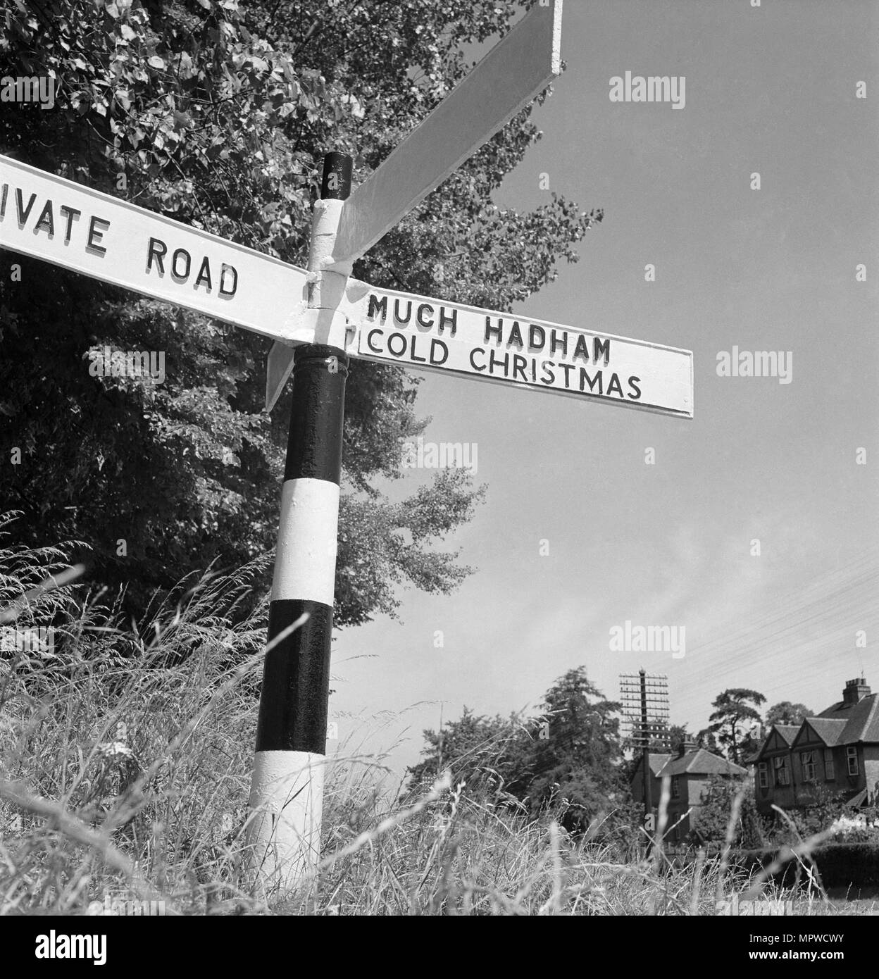 Road sign, Cambridge Road, Thundridge, Hertfordshire, 1952. Artiste : John Gay. Banque D'Images