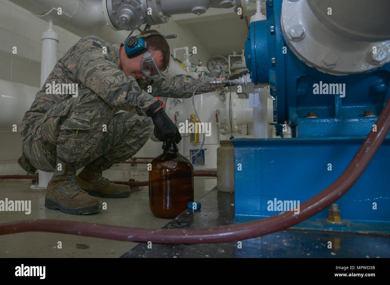 Le carburant JP-8 est un carburant pour turbines d'aviation militaire à base de kérosène utilisé par les forces armées des États-Unis. Le 19 avril 2017, un échantillon cumulatif de 12 wagons-citernes a été prélevé à la base aérienne de Yokota, au Japon, afin de vérifier la propreté et la conformité aux normes militaires en matière de carburant. L'image d'archive documente les procédures d'échantillonnage menées par le laboratoire des carburants du 374e escadron de préparation logistique. Banque D'Images