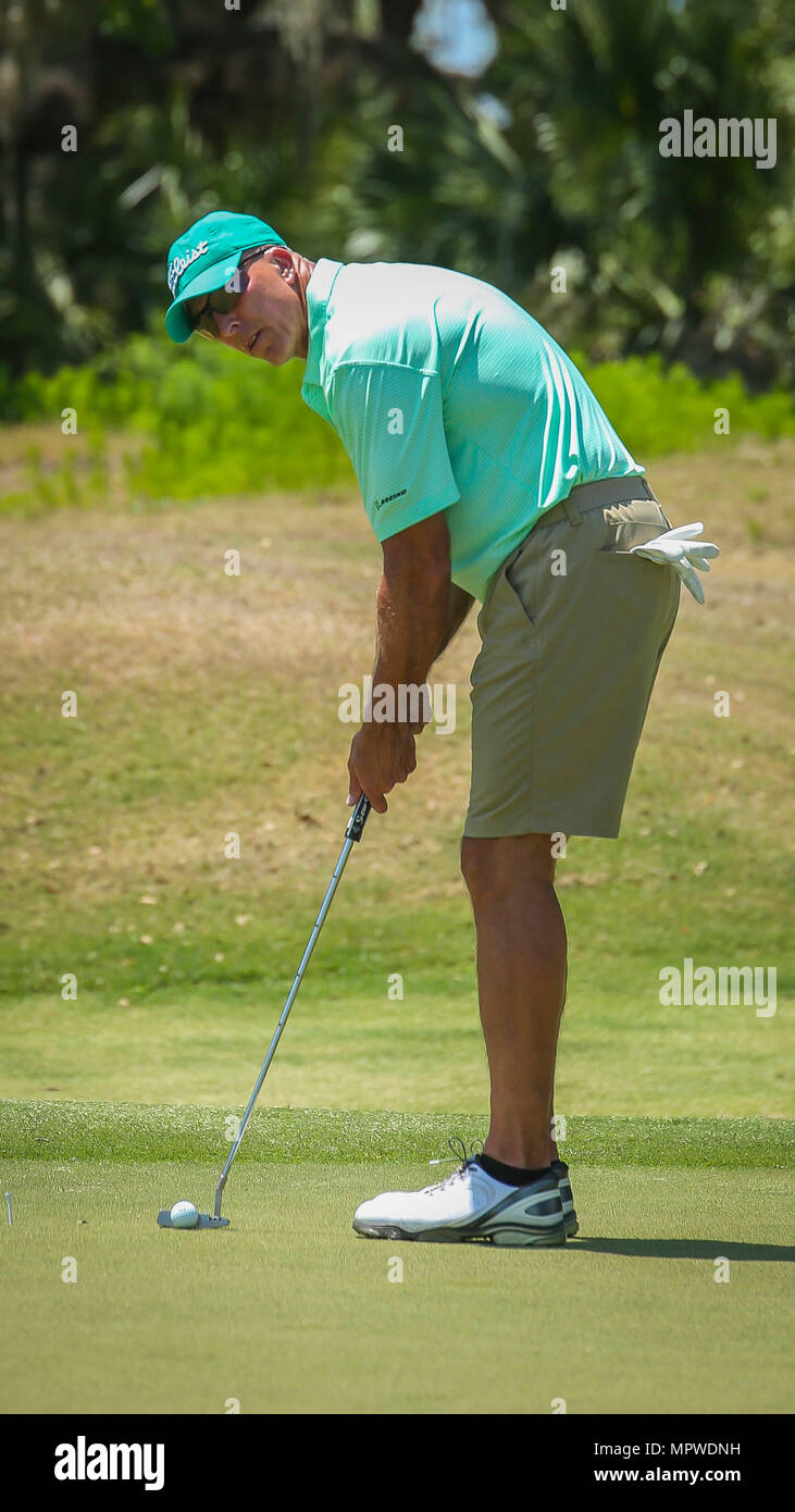 Un golfeur se prépare à putt pendant un tournoi de golf à bord du Marine Corps Recruter Depot Parris Island, le 17 avril. De la marine et du Corps des société de secours a tenu le tournoi comme le dernier événement dans le service actif de fonds. NMCRS a tenu des événements comme le tournoi et la marine et le Marine Corps 5K pour obtenir une certaine notoriété pour ADFD. L'objectif de MCRD Parris Island est de 120 000 $ et l'objectif de Marine Corps Air Station Beaufort est de 40 000 $. Banque D'Images