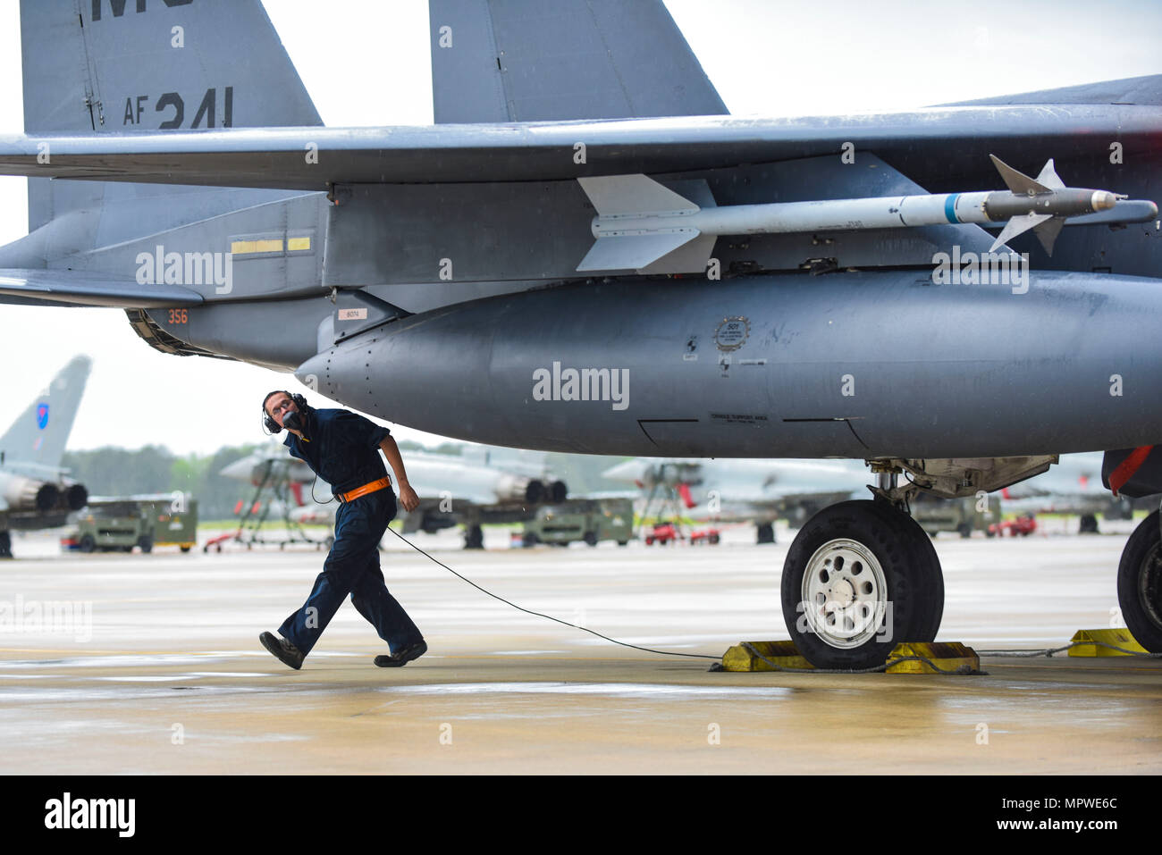 Un chef d'équipe de l'US Air Force à partir de la 366e Escadron de maintenance effectue les inspections finales sur un F-15E Strike Eagle attribué à Mountain Home Air Force Base, Texas, au cours de l'Atlantique 17 TRIDENT Joint Base Langley-Eustis, en Virginie, le 18 avril 2017. La Force aérienne procède à des exercices conjoints de répéter et améliorer les compétences tactiques. (U.S. Air Force photo/Navigant de première classe Anthony Nin Leclerec) Banque D'Images