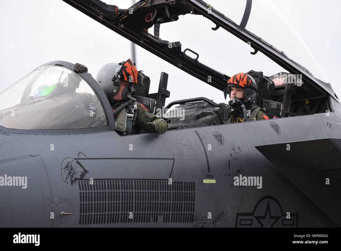 Un U.S. Air Force F-15E Strike Eagle pilot et systèmes d'agent affecté à la 391e Escadron de chasse à Mountain Home Air Force Base, Alabama, vérifier leurs systèmes de communication de l'Atlantique pendant 17 à TRIDENT Joint Base Langley-Eustis, en Virginie, le 18 avril, 2017. L'exercice démontre l'antenne américaine du patrimoine de l'excellence avec le français et alliés de la Royal Air Force dans le ciel. (U.S. Air Force photo/Navigant de première classe Anthony Nin Leclerec) Banque D'Images