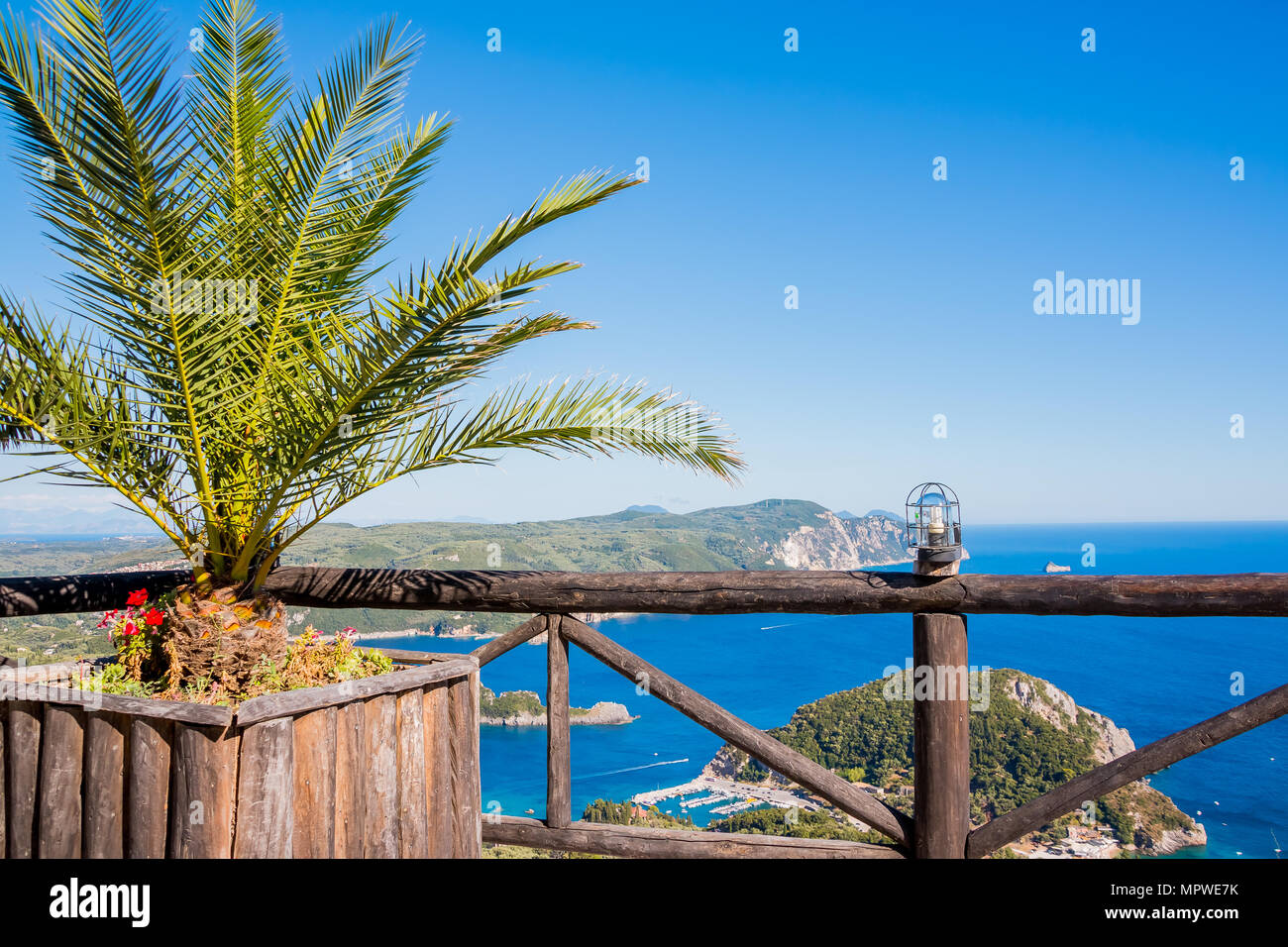 Vue sur la baie et la plage de Paleokastritsa, palmier et des fleurs blue sea water sur l'île de Corfou, Grèce.view point de Lakones. Copy space Banque D'Images