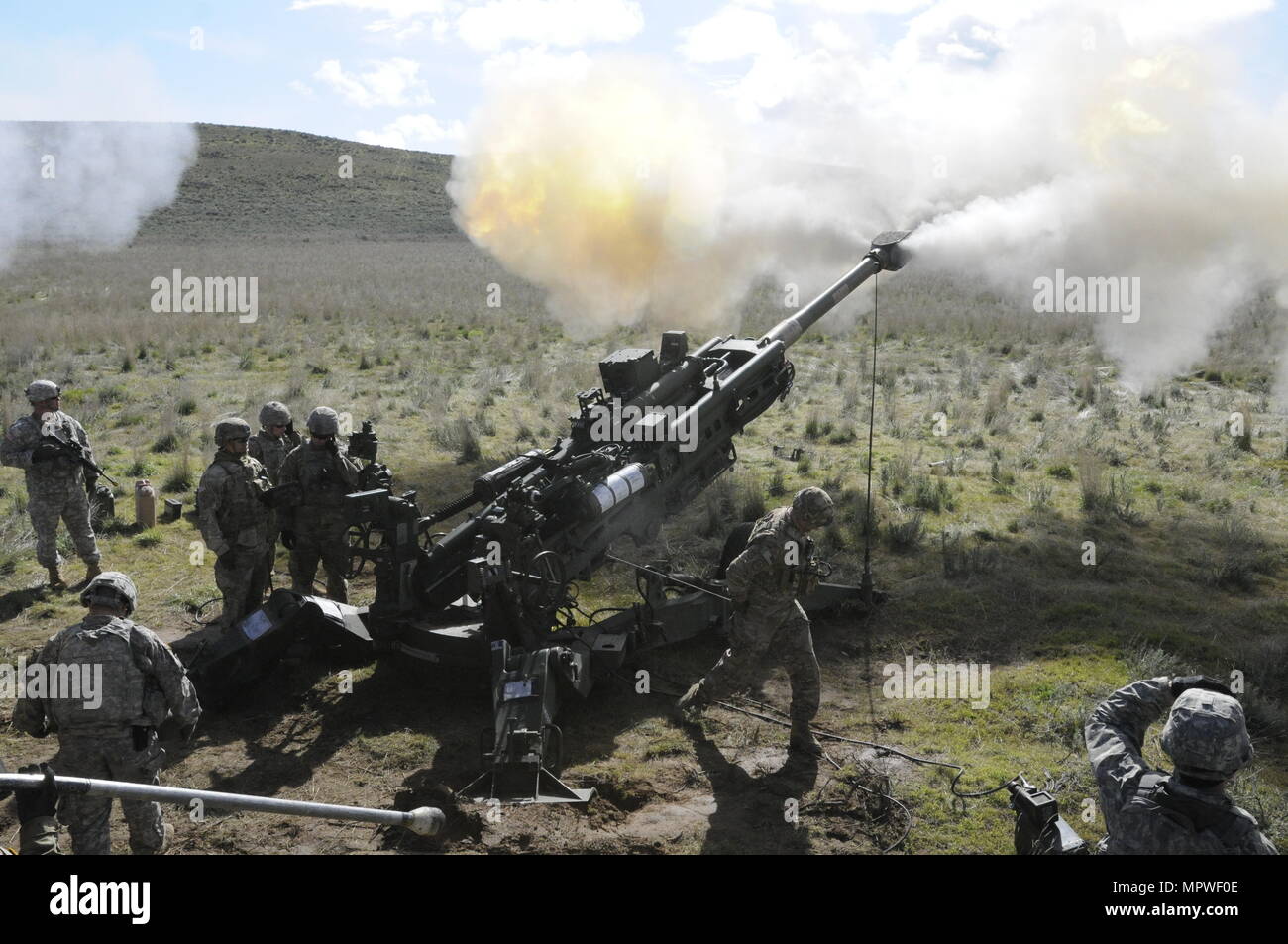 Les soldats du 1er Bataillon du 17e Batterie d'artillerie de la formation pour le 20 avril, avec leur M-777 'Action', tandis qu'au centre de formation de Yakima. (Photo de la CPS. Erik Warren 5e Armée MPAD JBLM) Banque D'Images