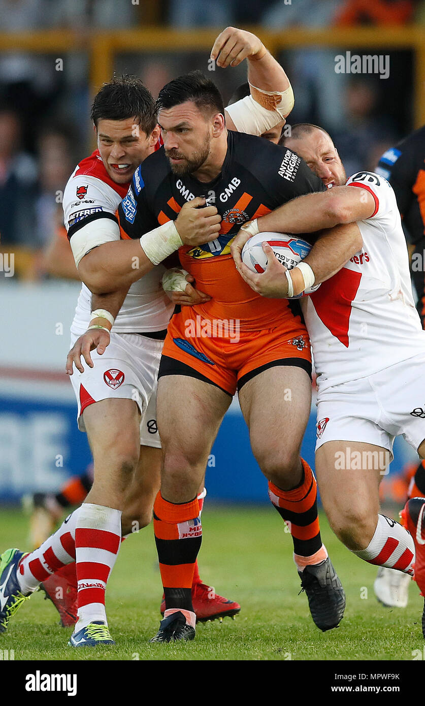 Castleford Tigers Matt Cook est abordé par St Helens' Louie McCarthy-Scarsbrook (à gauche) et James Roby (à droite) au cours de la Super League à Betfred le Mend-A-tuyau Jungle, Castleford. Banque D'Images
