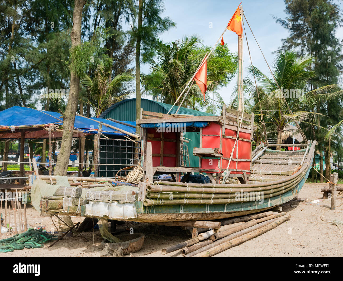 Bateau de pêche de base en bambou à Sam Fils Plage dans la province de Thanh Hoa, Vietnam Banque D'Images