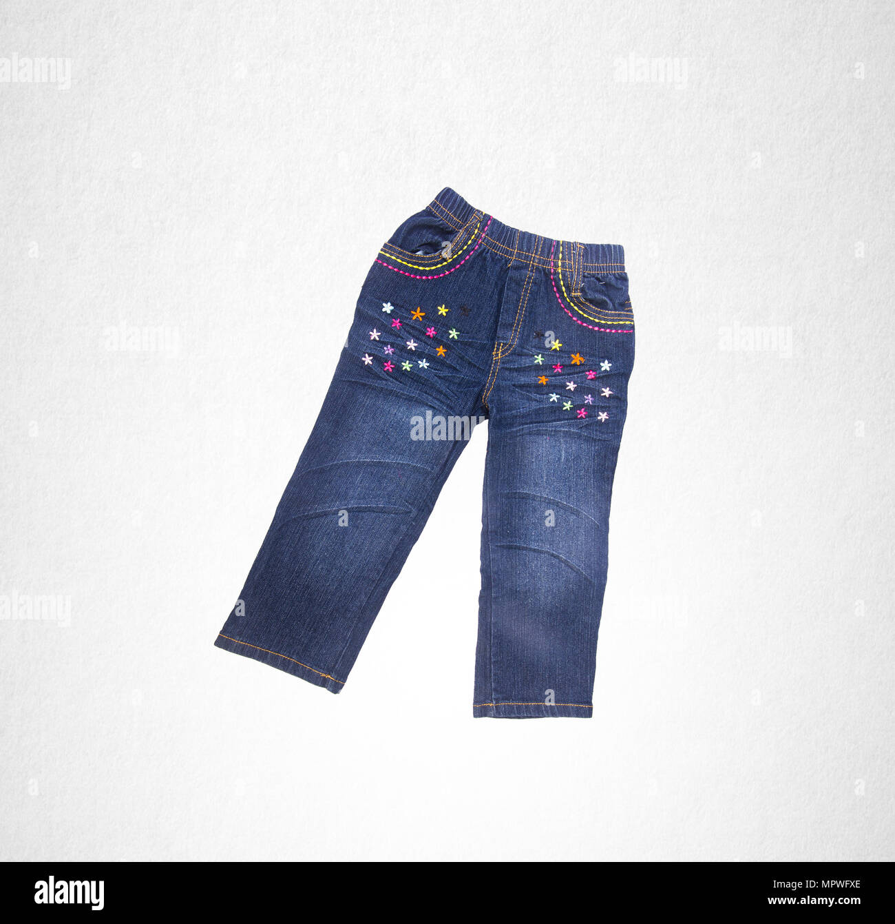 Jean pour enfant ou de couleur bleu jeans sur un arrière-plan Photo Stock -  Alamy