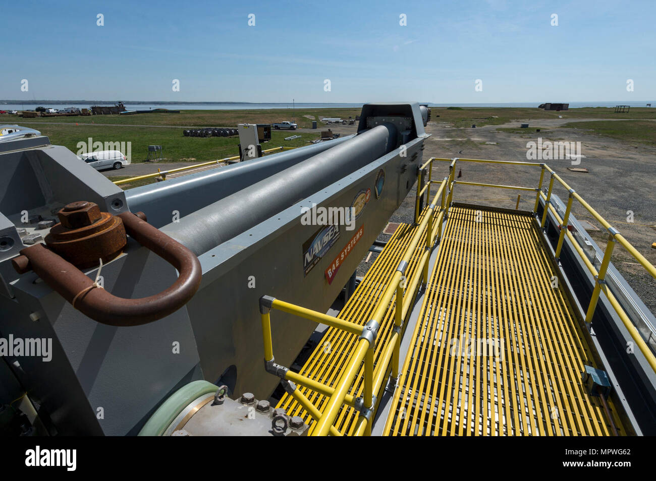 DAHLGREN, en Virginie (avr. 11, 2017) Le Bureau de la recherche navale (ONR)-parrainé Railgun électromagnétique (EMRG) à la borne située à la Naval Surface Warfare Center Dahlgren Division (NSWCDD). L'EMRG launcher est une arme à longue portée qui tire un projectile à l'aide d'électricité au lieu de propulseurs chimiques. Banque D'Images