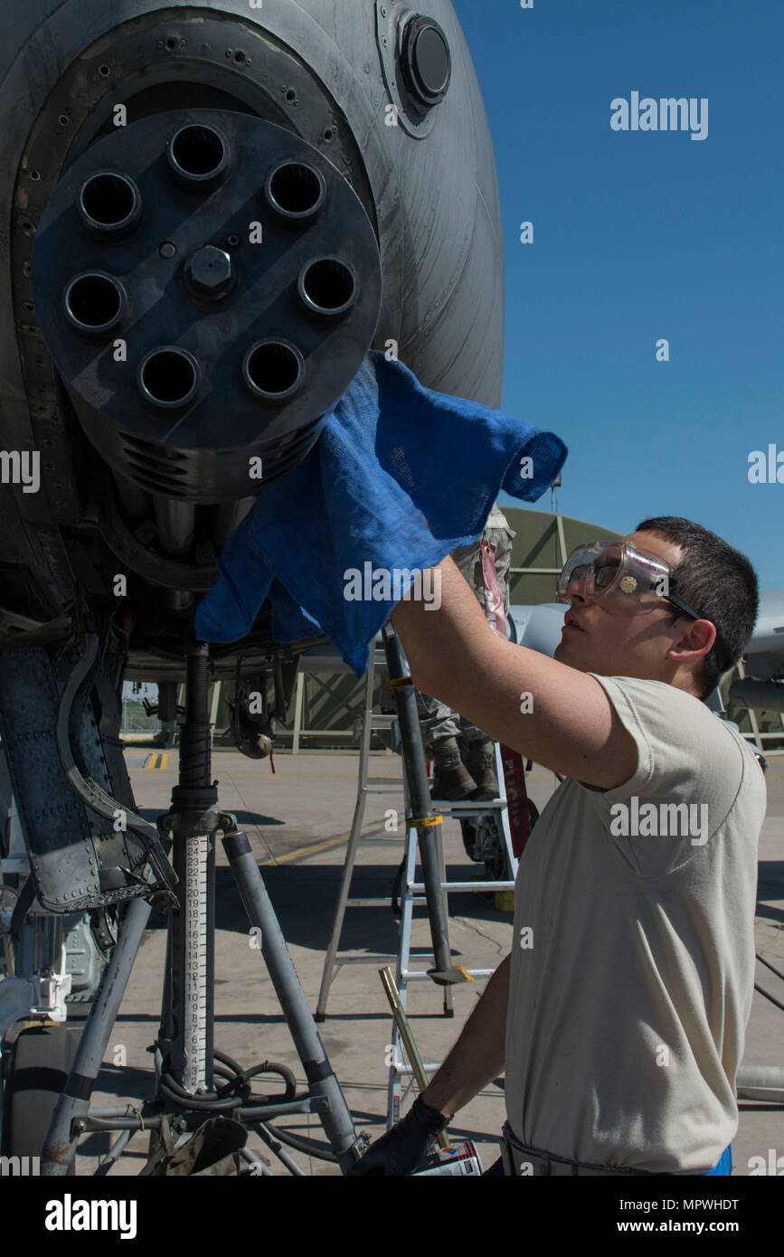 Le sergent de l'US Air Force. Doherty Stephans, 447e Escadron de maintenance des aéronefs de la Force expéditionnaire de l'armement des avions en systèmes aéronautiques, les pulvérisations sur les barils de produit d'un GAU-8/A canon rotatif Avenger 5 avril 2017, à la base aérienne d'Incirlik, en Turquie. Les barils ont été scellées pour empêcher l'érosion au cours de l'utilisation. (U.S. Air Force photo par un membre de la 1re classe Devin M. Rumbaugh) Banque D'Images