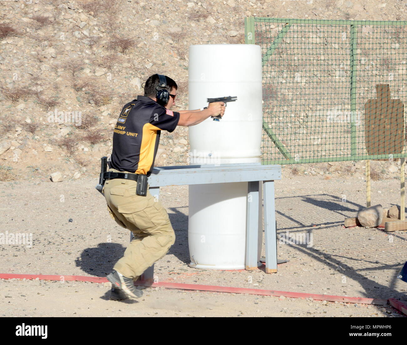 LAS VEGAS, NEVADA - Le Sgt. 1ère classe Daniel Horner, l'adresse au tir de l'armée américaine, l'unité de Suffolk, Virginie, en concurrence dans la pratique des États-Unis 2017 Multi-Gun Association de tir aux championnats nationaux, le 14 avril, au Pro Gun Club. Horner a fait valoir son quatrième titre national consécutif à la Division optique tactique, qui a été son neuvième titre général dans la même division, le plus de tous les temps dans ces championnats. (U.S. Photo de l'armée par le Sgt. 1re classe Julius Clayton/libérés) Banque D'Images