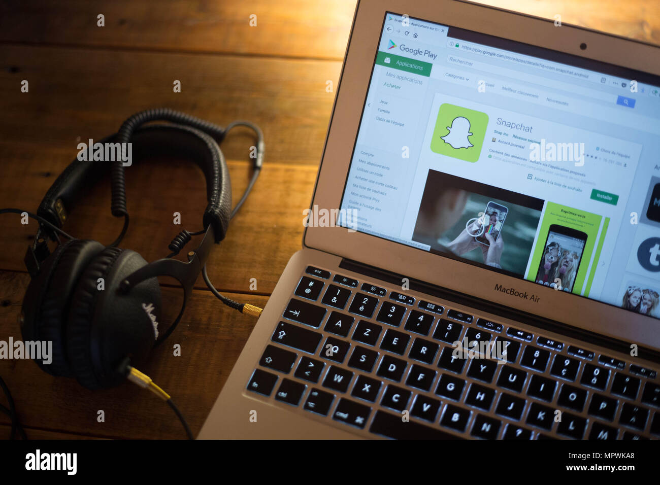 L'application Snapchat vu affichée sur un moniteur d'ordinateur Apple  MacBook Air via le Google Play Store Photo Stock - Alamy