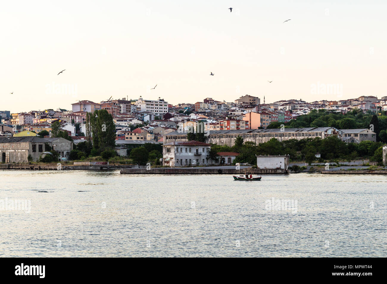 Voyage Turquie - vue du front de mer dans la ville d'Istanbul dans la soirée de printemps à partir de la baie de la Corne d Banque D'Images