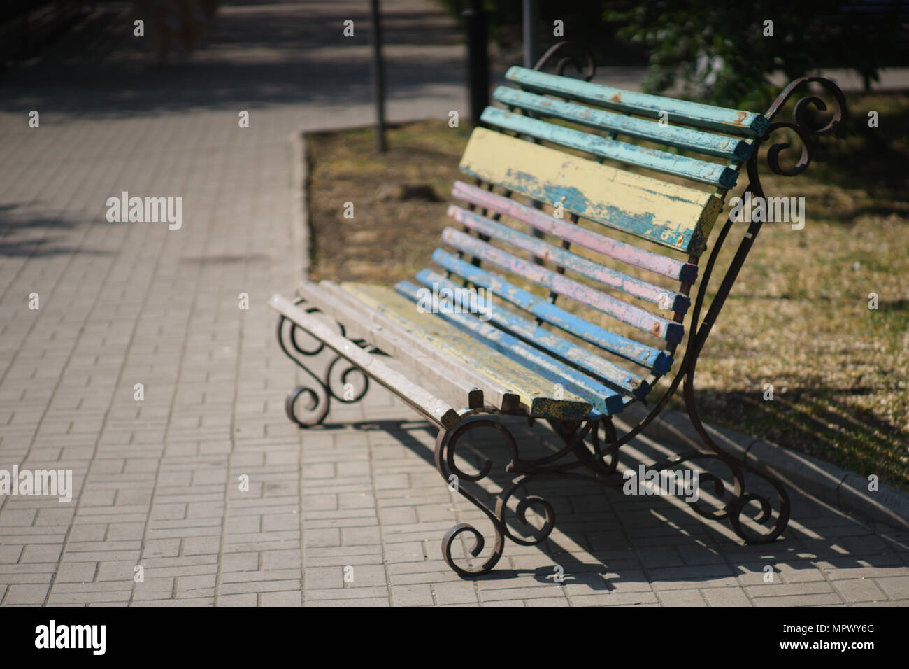 Banc avec de la peinture dans le parc Banque D'Images