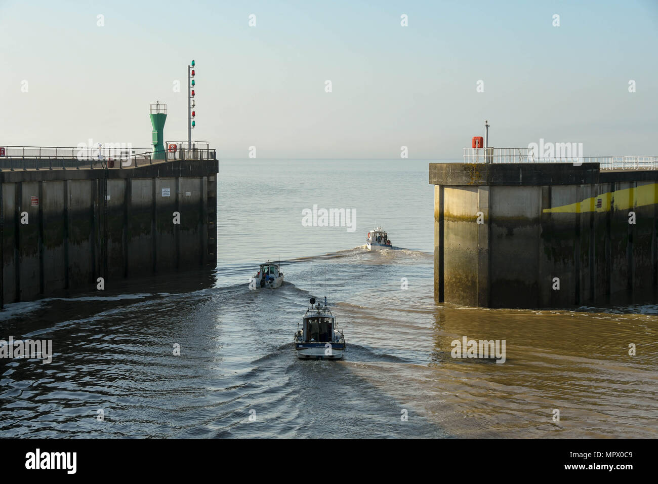 Le mur du port à l'entrée des écluses sur le barrage de la baie de Cardiff. C'est une défense contre la mer marées extrêmement élevée de la Canal de Bristol Banque D'Images