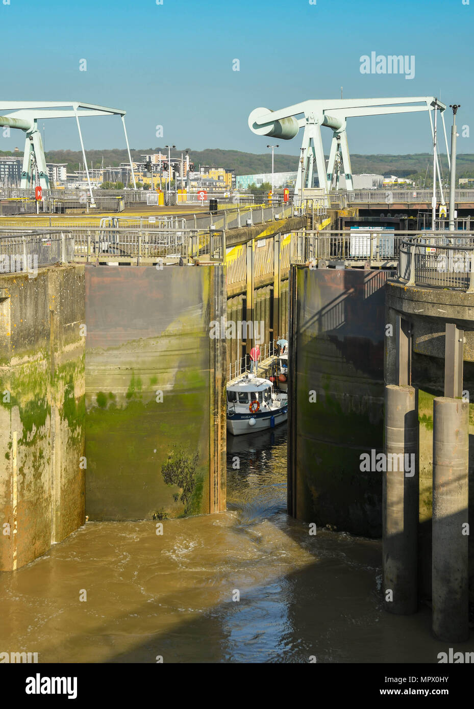 Portes ouvrant sur le barrage de la baie de Cardiff pour révéler des petits bateaux de pêche en attente de sortie pour entrer dans le canal de Bristol. Banque D'Images