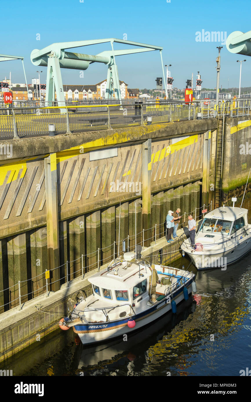 Les petits bateaux,dans l'un des verrous qui font partie de l'barrage de la baie de Cardiff. Les écluses permettent aux bateaux d'entrer et de quitter le canal de Bristol. Banque D'Images