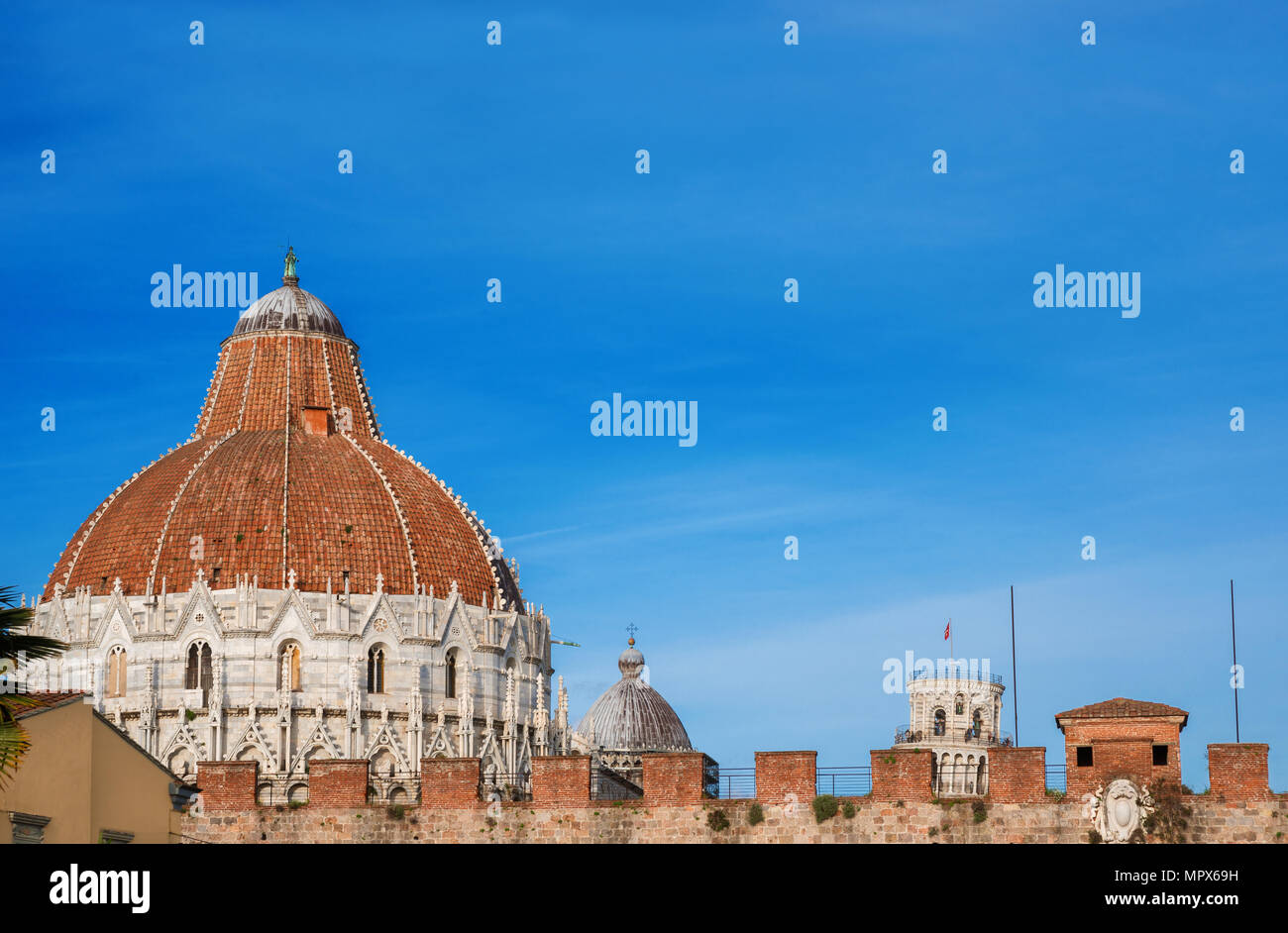 Sites célèbres : Pise Tour Penchée, la cathédrale et le Baptistère, vu de la ville outiside anciens murs (avec copie espace ci-dessus) Banque D'Images