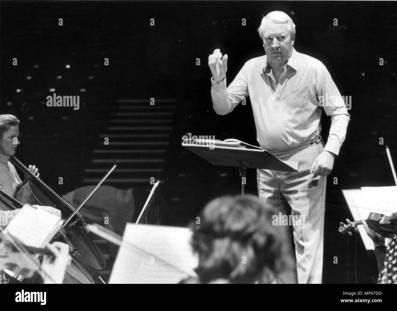 TED HEATH DIRIGE LE LONDON CONCERT ORCHESTRA AU CHICHESTER FESTIVAL THEATRE. Banque D'Images