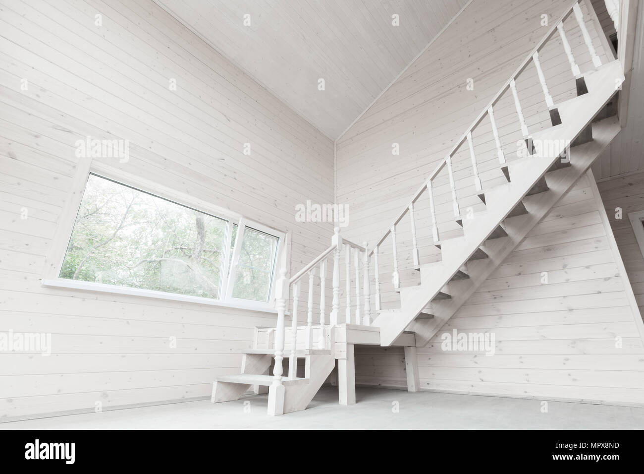 Nouvelle maison en bois escalier intérieur avec fenêtre et Banque D'Images