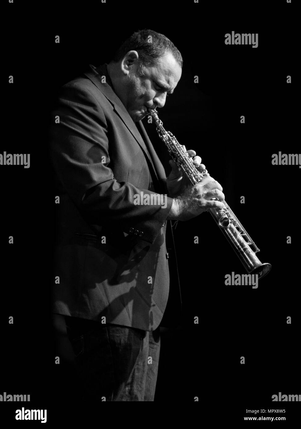 Gilad Atzmon, 2011. Artiste : Alan John Ainsworth. Banque D'Images