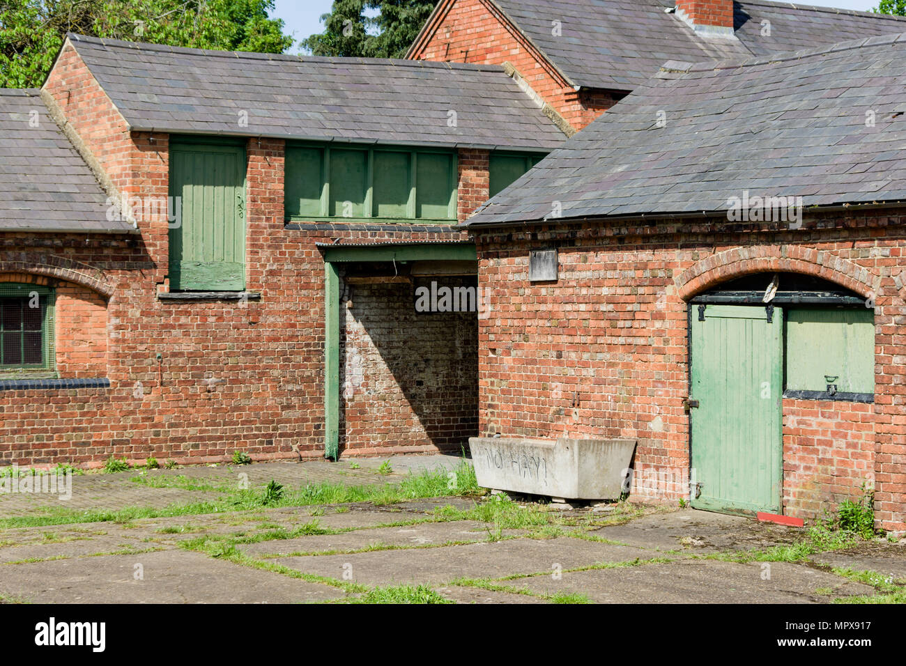 Écurie déserte dans le parc de Delapre Abbey, Northampton, Royaume-Uni Banque D'Images