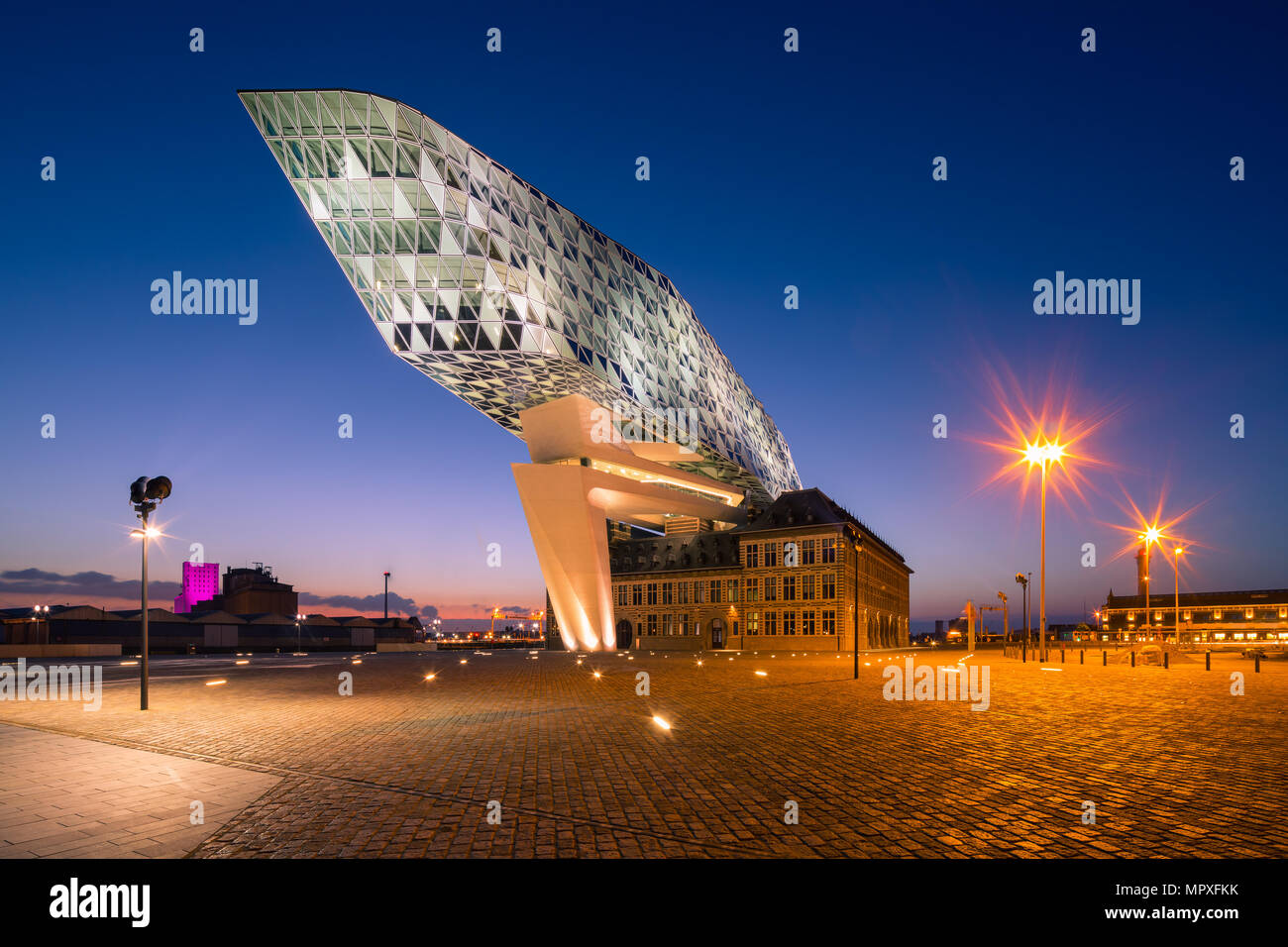 Zaha Hadid Architects, le nouveau port chambre pendant le crépuscule à Anvers, Belgique Banque D'Images