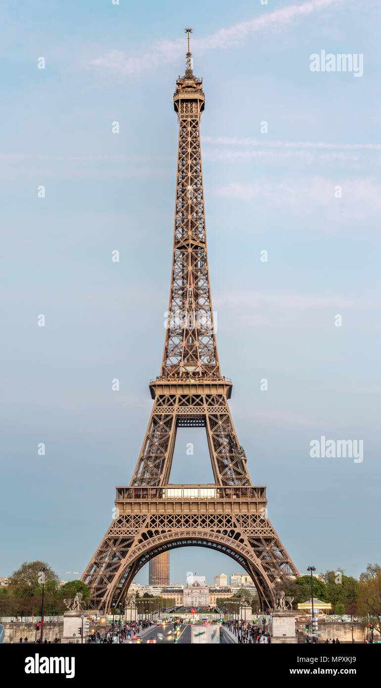 La Tour Eiffel vue depuis les jardins du Trocadéro - Panorama de 4 photos Banque D'Images