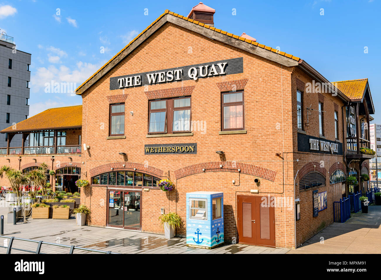 Pub wetherspoons, le quai ouest. Le port de plaisance de Brighton, Sussex, UK Banque D'Images