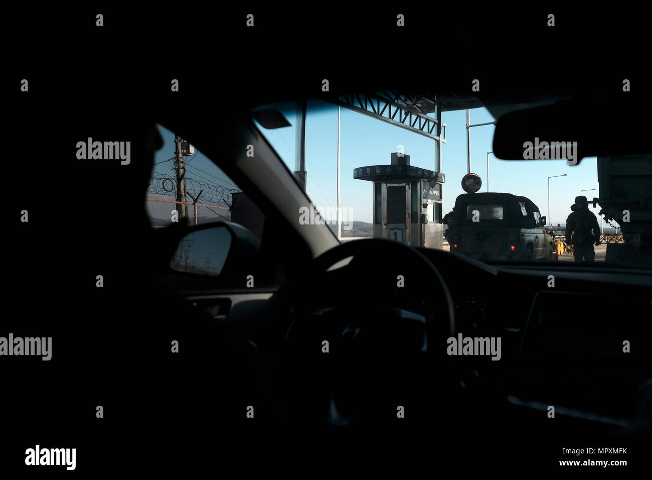 Une personne franchit le poste de contrôle militaire situé à la ligne de contrôle civile, à l'extérieur de la zone démilitarisée coréenne, la zone démilitarisée créée par les dispositions de la Convention d'armistice coréenne pour servir de zone tampon entre la Corée du Nord et la Corée du Sud Banque D'Images