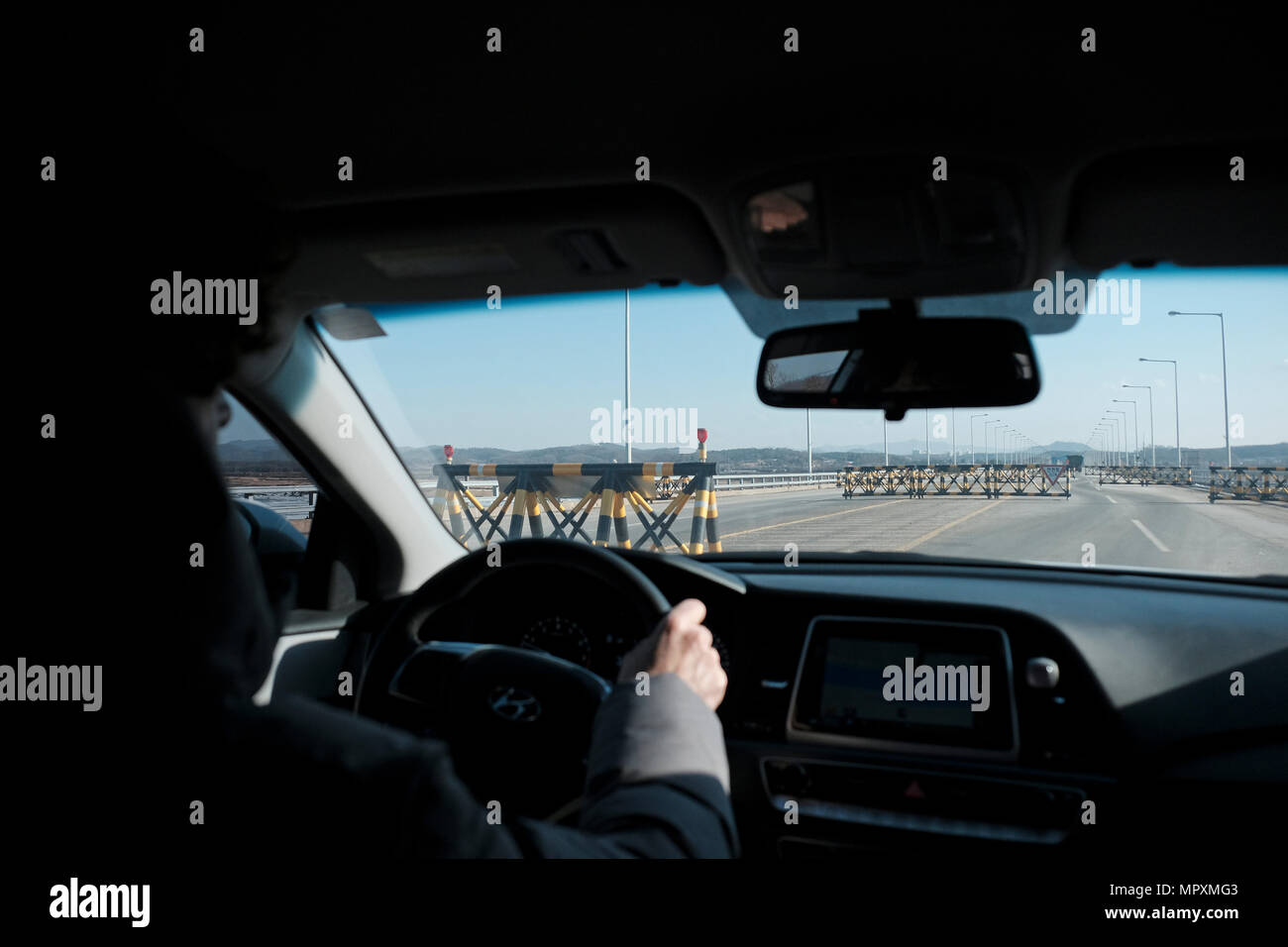 Une personne franchit le poste de contrôle militaire situé à la ligne de contrôle civile, à l'extérieur de la zone démilitarisée coréenne, la zone démilitarisée créée par les dispositions de la Convention d'armistice coréenne pour servir de zone tampon entre la Corée du Nord et la Corée du Sud Banque D'Images