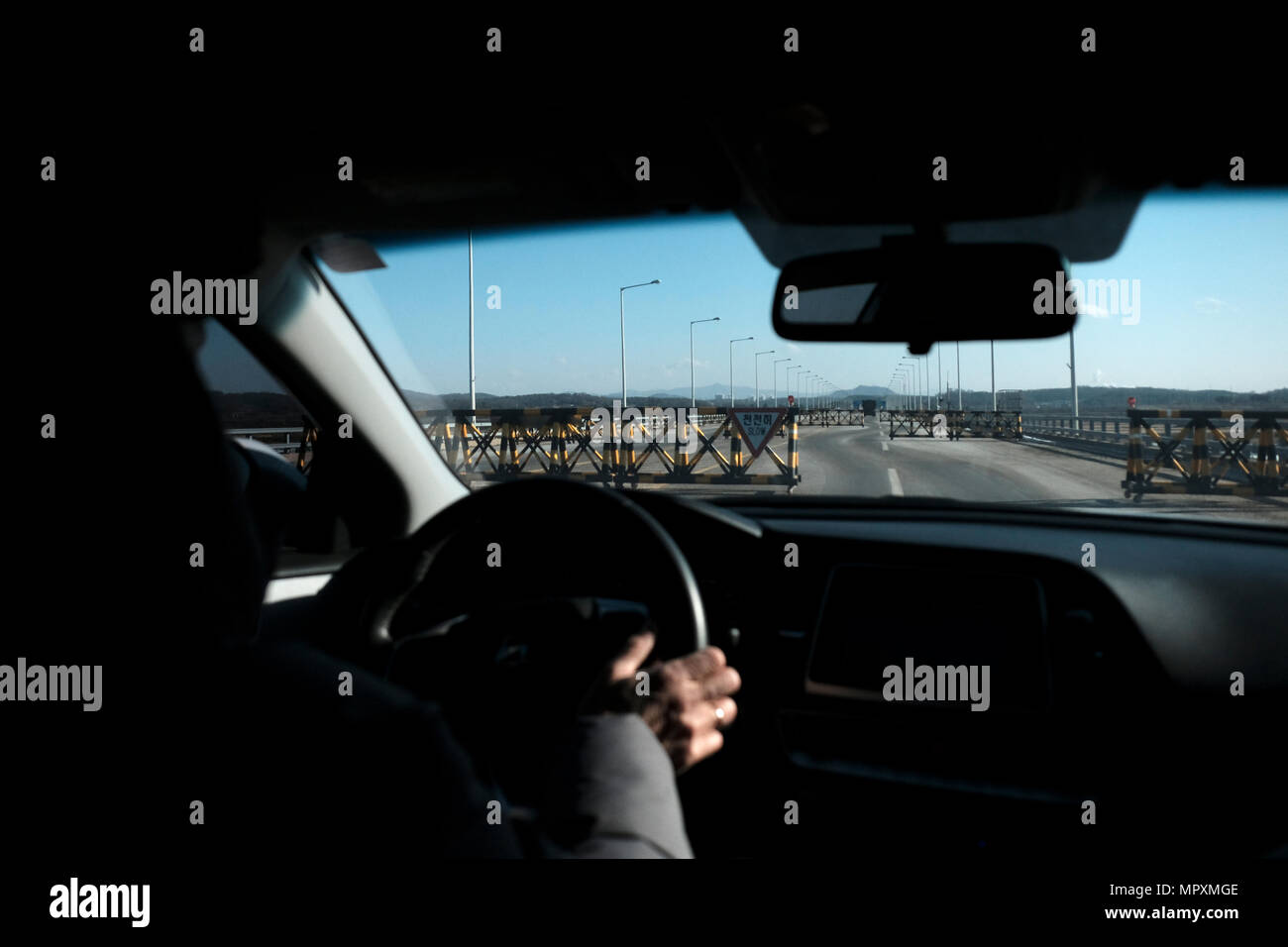 Une personne franchit le poste de contrôle militaire situé à la ligne de contrôle civile, à l'extérieur de la zone démilitarisée coréenne, la zone démilitarisée créée par les dispositions de la Convention d'armistice coréenne pour servir de zone tampon entre la Corée du Nord et la Corée du Sud Banque D'Images