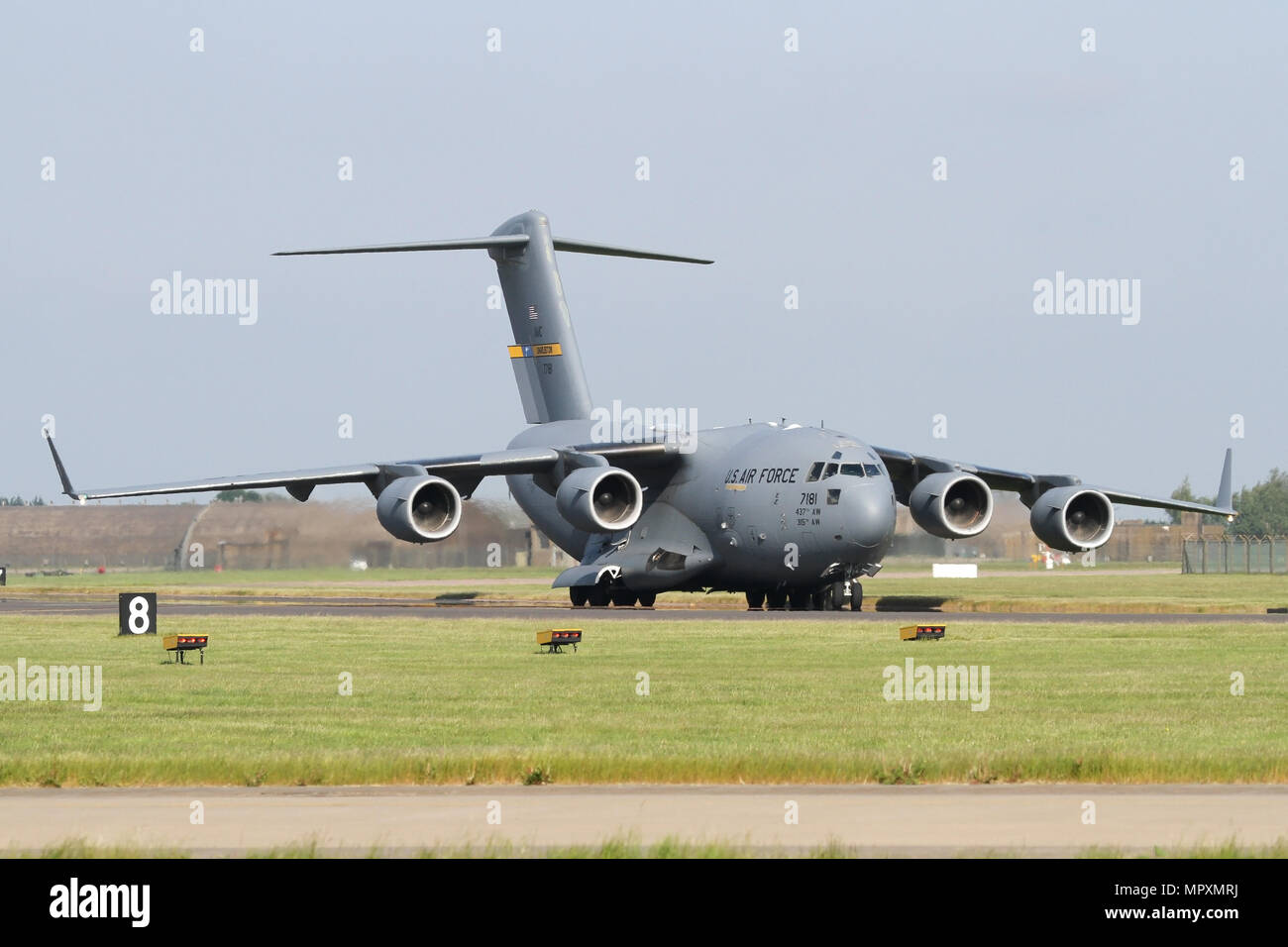 La première USAF Boeing C-17A Globemaster à visiter RAF Coningsby tourne sur la piste avant le départ. Banque D'Images