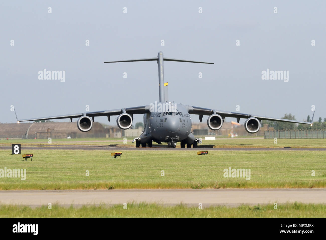 La première USAF Boeing C-17A Globemaster à visiter RAF Coningsby tourne sur la piste avant le départ. Banque D'Images