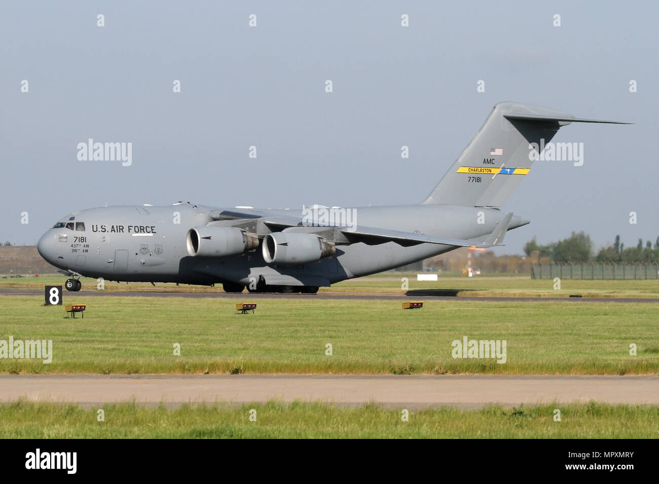 La première USAF Boeing C-17A Globemaster à visiter RAF Coningsby tourne sur la piste avant le départ. Banque D'Images