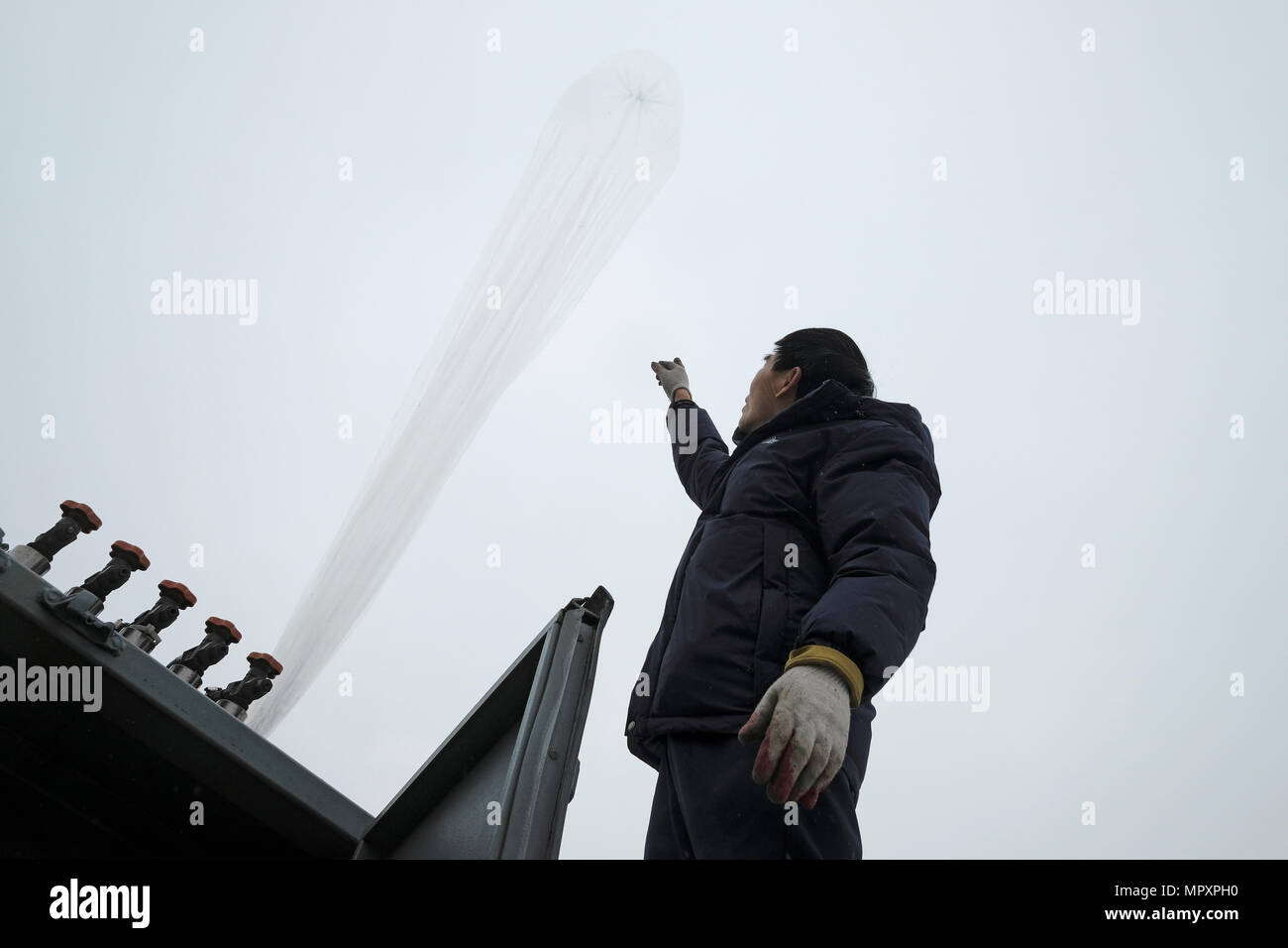 Lee Min-bok, un transfuge nord-coréen, qui s'apprête à libérer de grandes en forme de cylindre avec ballon rempli d'hydrogène avec sac de brochures à la Corée du Nord près de la zone démilitarisée en Corée du Sud. Les ballons transportez des charges utiles : l'un-dollar bills, la mémoire de l'ordinateur des bâtons et des milliers de tracts portant des messages qui démystifient le culte de la personnalité de Kim Jong-un, le chef de la Corée du Nord. Banque D'Images