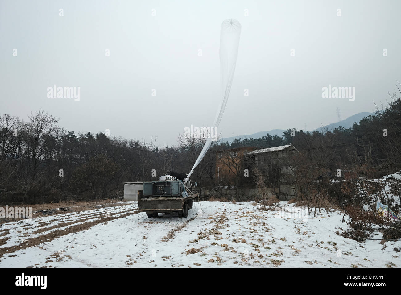 Lee Min-bok, un transfuge nord-coréen, qui s'apprête à libérer de grandes en forme de cylindre avec ballon rempli d'hydrogène avec sac de brochures à la Corée du Nord près de la zone démilitarisée en Corée du Sud. Les ballons transportez des charges utiles : l'un-dollar bills, la mémoire de l'ordinateur des bâtons et des milliers de tracts portant des messages qui démystifient le culte de la personnalité de Kim Jong-un, le chef de la Corée du Nord. Banque D'Images