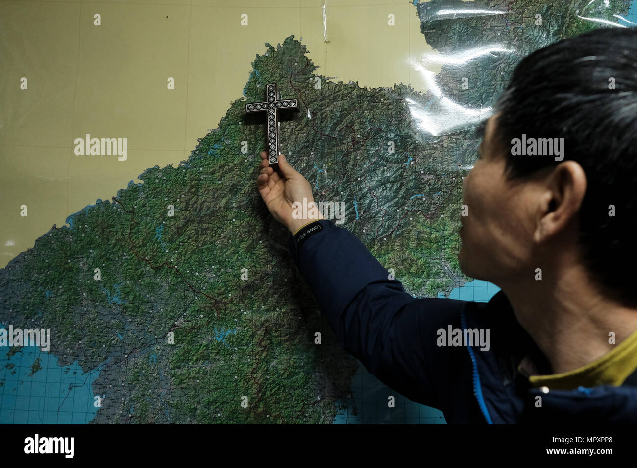 Lee Min-bok, un transfuge nord-coréen, qui régulièrement lancer en forme de gros cylindre ballons remplis d'hydrogène avec des sacs de brochures à la Corée du Nord près de la zone démilitarisée en Corée du Sud. Les ballons transportez des charges utiles : l'un-dollar bills, la mémoire de l'ordinateur des bâtons et des milliers de tracts portant des messages qui démystifient le culte de la personnalité de Kim Jong-un, le chef de la Corée du Nord. Banque D'Images